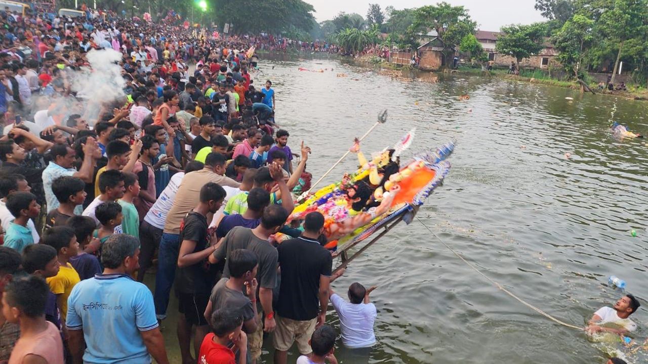 বিসর্জনের মধ্যদিয়ে শেষ হলো শারদীয় দুর্গোৎসব