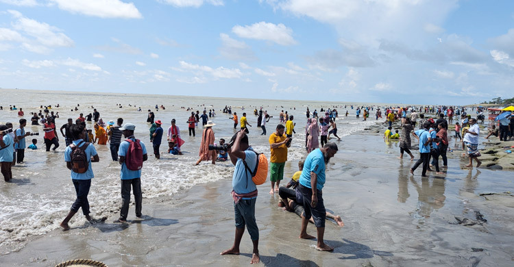 পর্যটকে পূর্ণ কুয়াকাটা, লোডশেডিংয়ে নাকাল