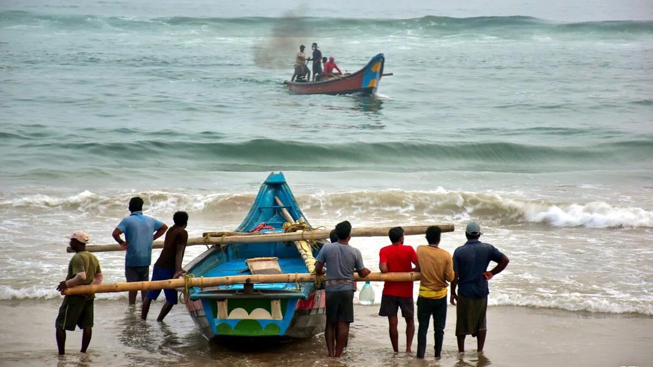 ঘূর্ণিঝড়ে ‘লণ্ডভণ্ড’ হওয়ার শঙ্কায় ভারতের ওড়িশা